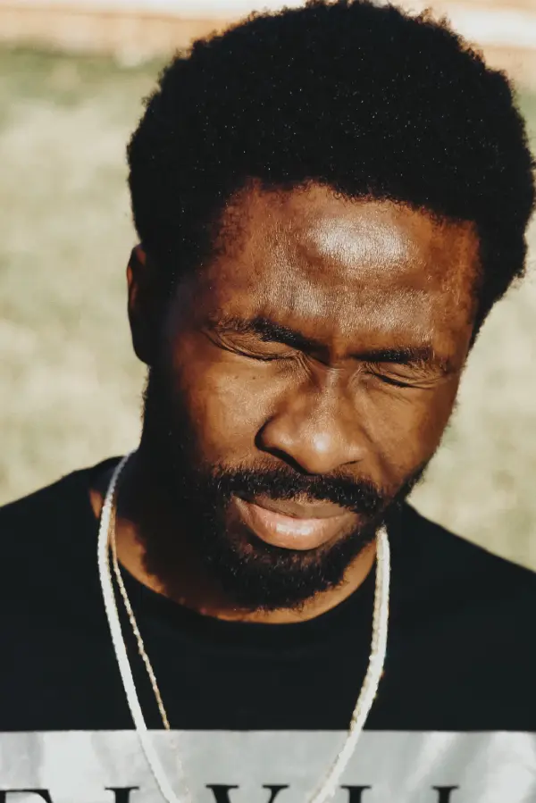 Photographie portrait d'un homme les yeux fermés