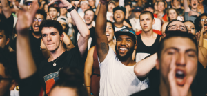 Photographie de face de gens profitant d'un concert